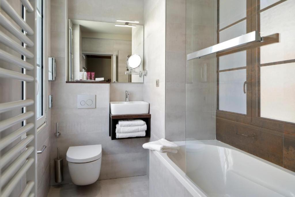 Brit Hotel Privilege Lisieux - La Villa Des Arts Экстерьер фото