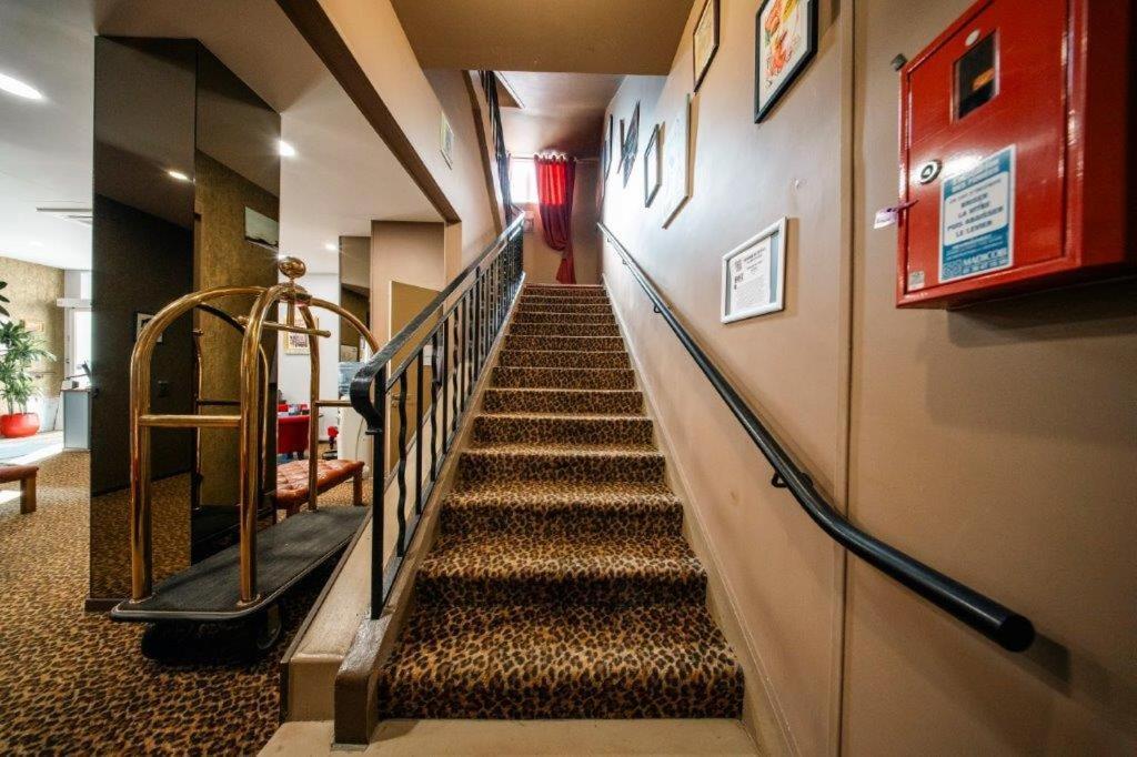 Brit Hotel Privilege Lisieux - La Villa Des Arts Экстерьер фото