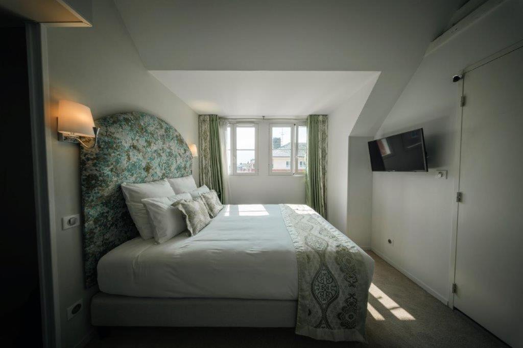 Brit Hotel Privilege Lisieux - La Villa Des Arts Экстерьер фото
