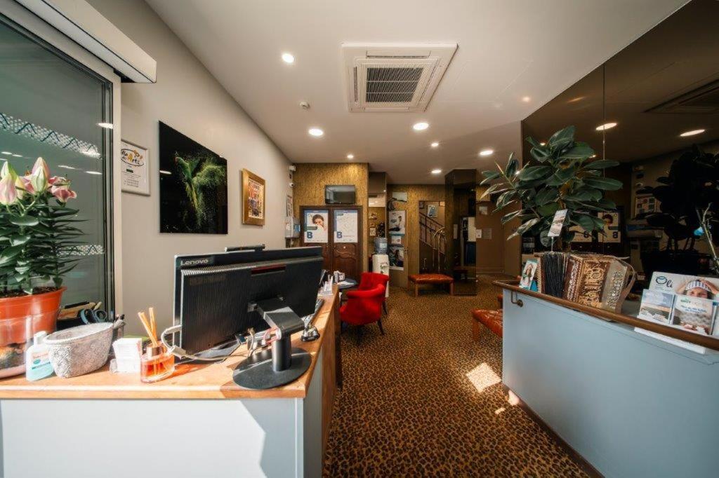 Brit Hotel Privilege Lisieux - La Villa Des Arts Экстерьер фото