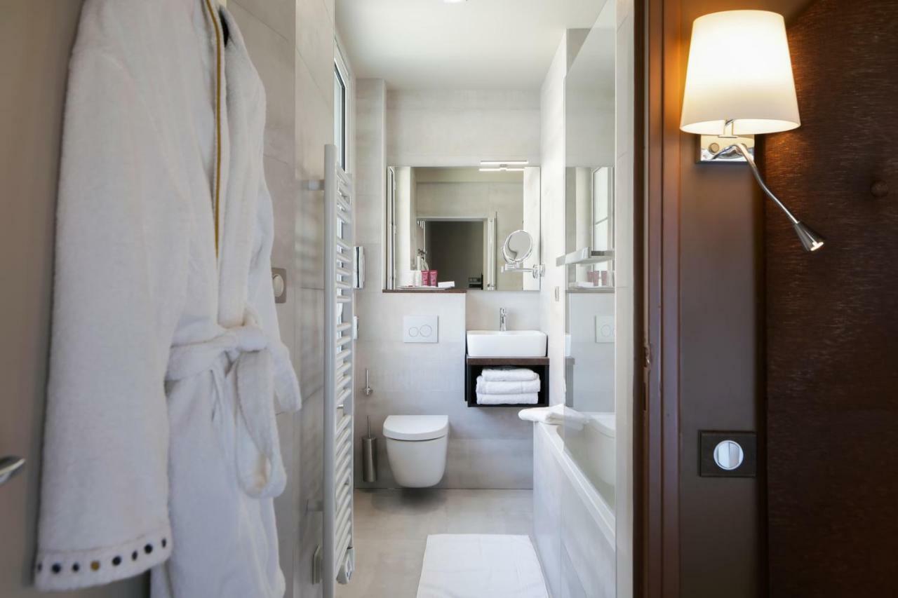 Brit Hotel Privilege Lisieux - La Villa Des Arts Экстерьер фото