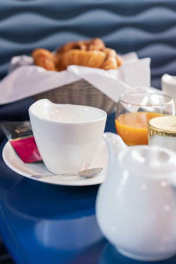 Brit Hotel Privilege Lisieux - La Villa Des Arts Экстерьер фото